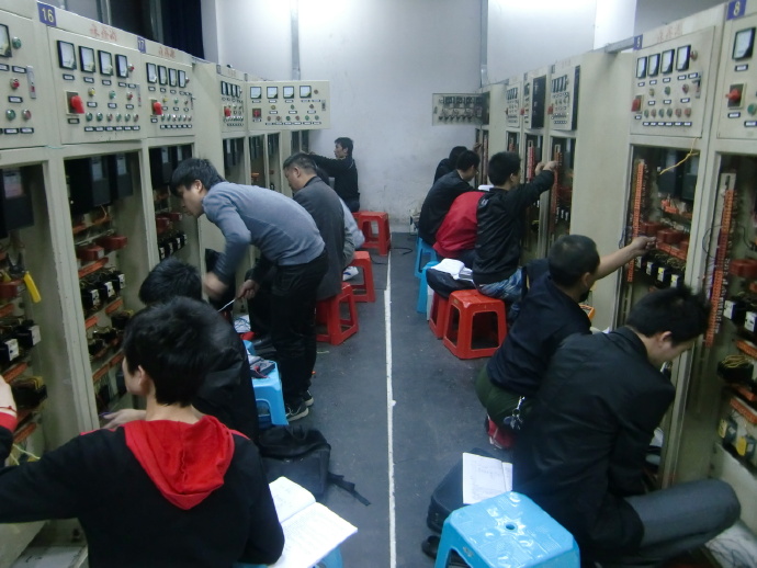 中環(huán)學(xué)校 焊工辦理畢業(yè)照