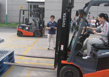 操作叉車前檢查、避讓障礙物、叉車倒車行駛要求、叉車停車放置及行為規(guī)范。